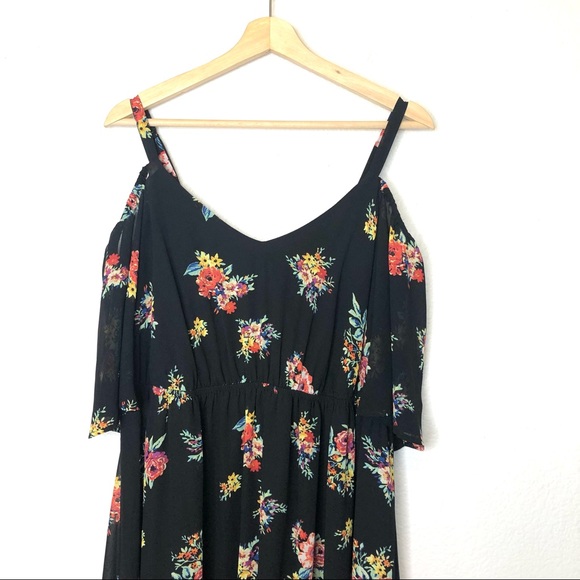 SOLD Torrid floral short sleeve off shoulder dress - Picture 6 of 11